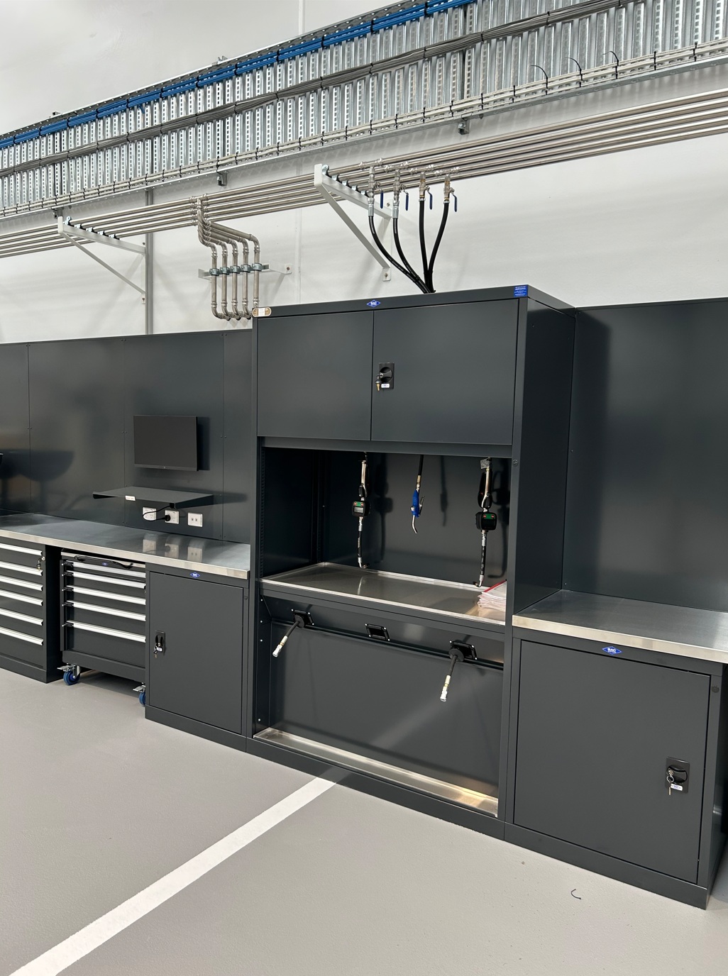 Taking Command of Your Workshop Floor – BAC Automotive Workbenches with Integrated Service Cabinets