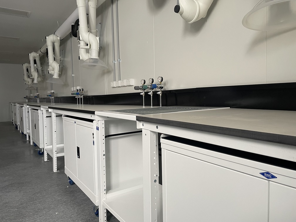 Dedicated Workbench in an Engineering Laboratory for FMG.