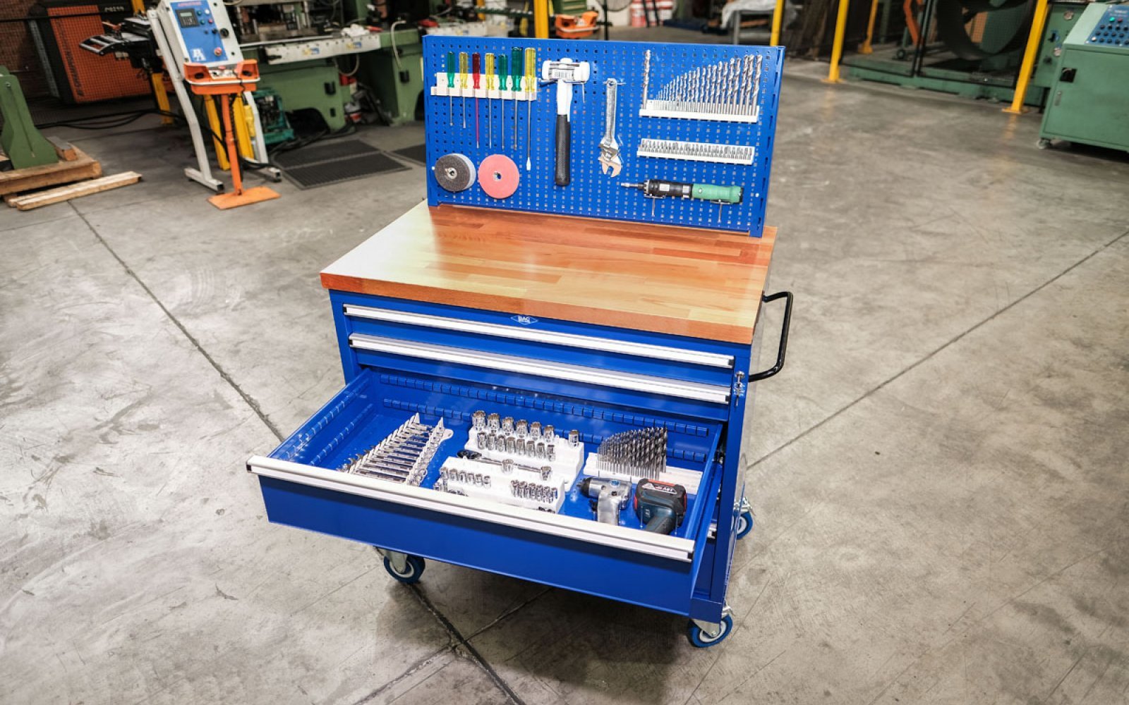 A or M Series Mobile Tooltrolley with new Toolrack Panels for toolstorage