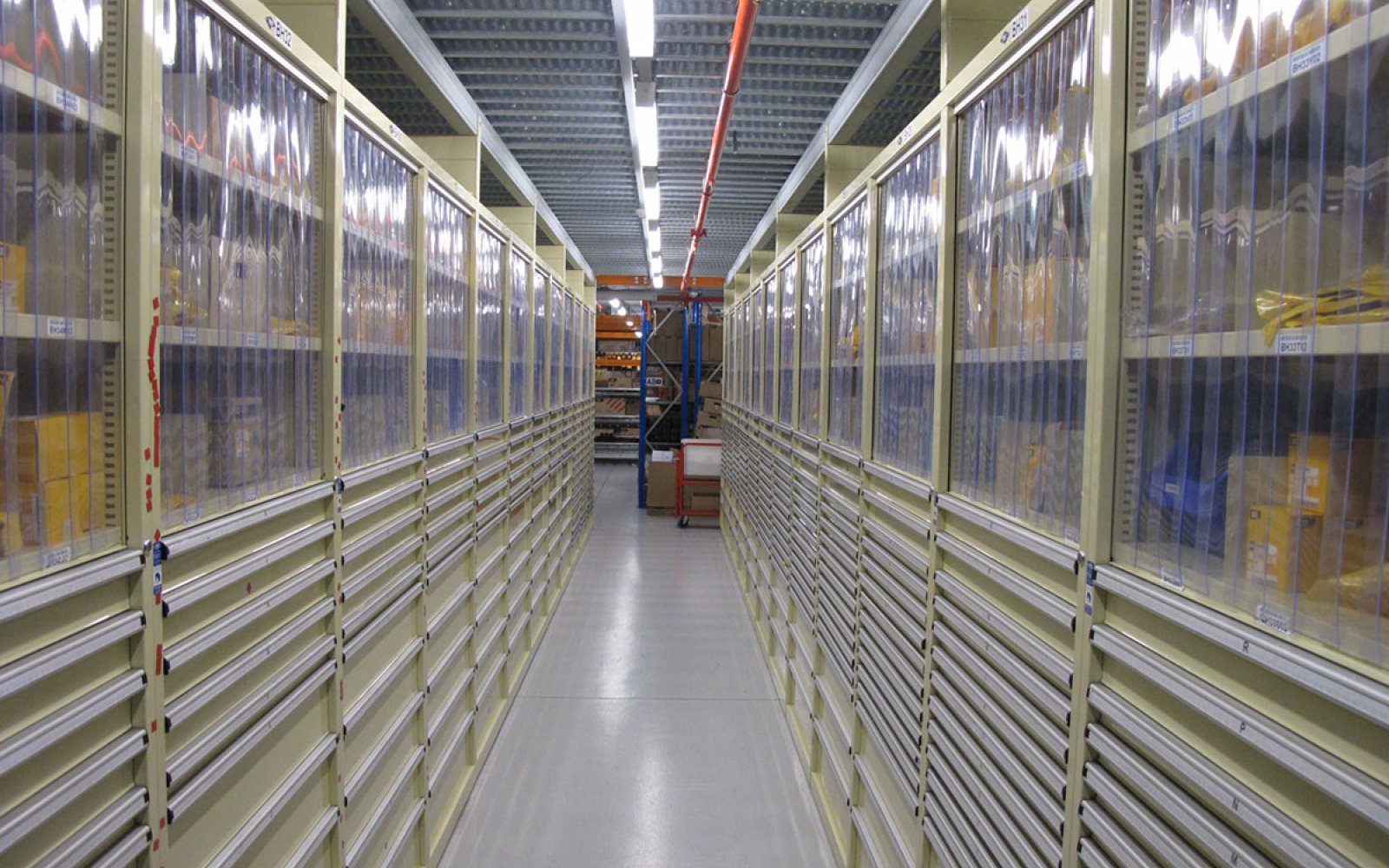 High density parts storage drawers with Caterpillar accredited dust control