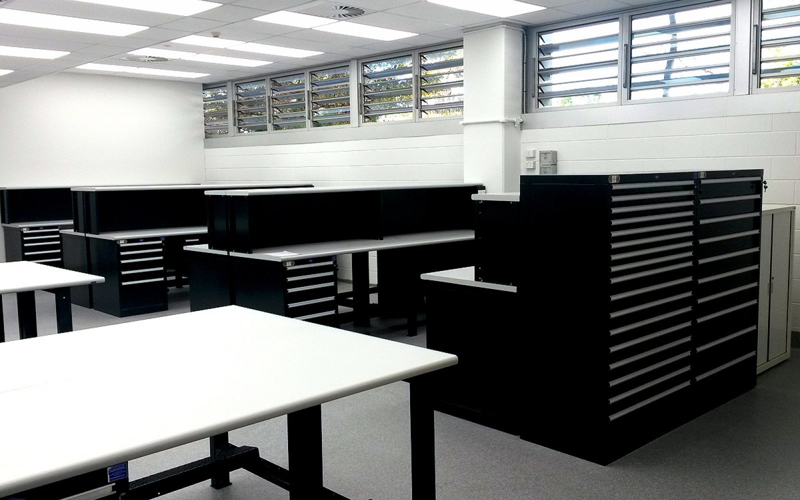 Workstation for training centres and schools