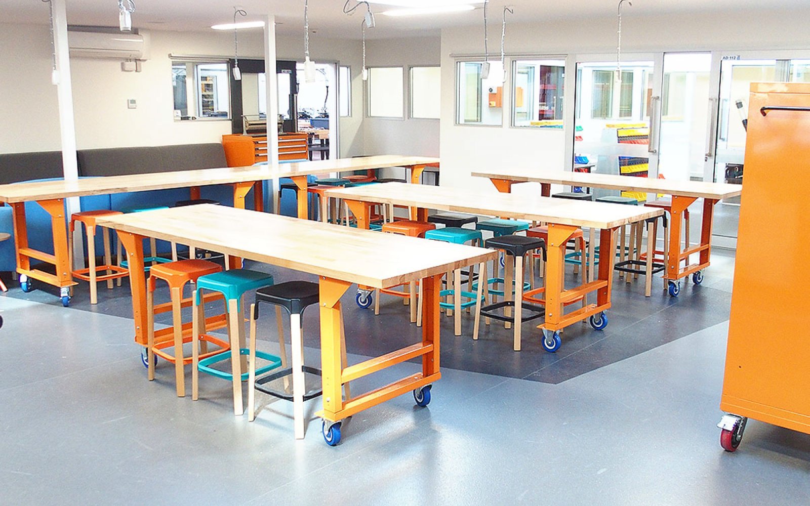 Mobile workbench for school classrooms