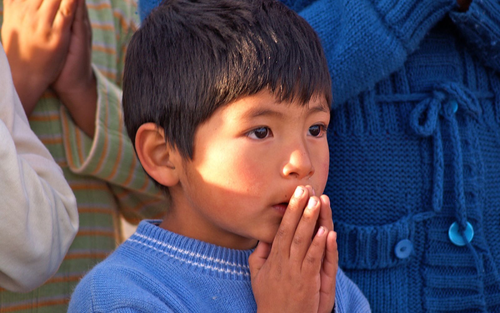 little boy praying